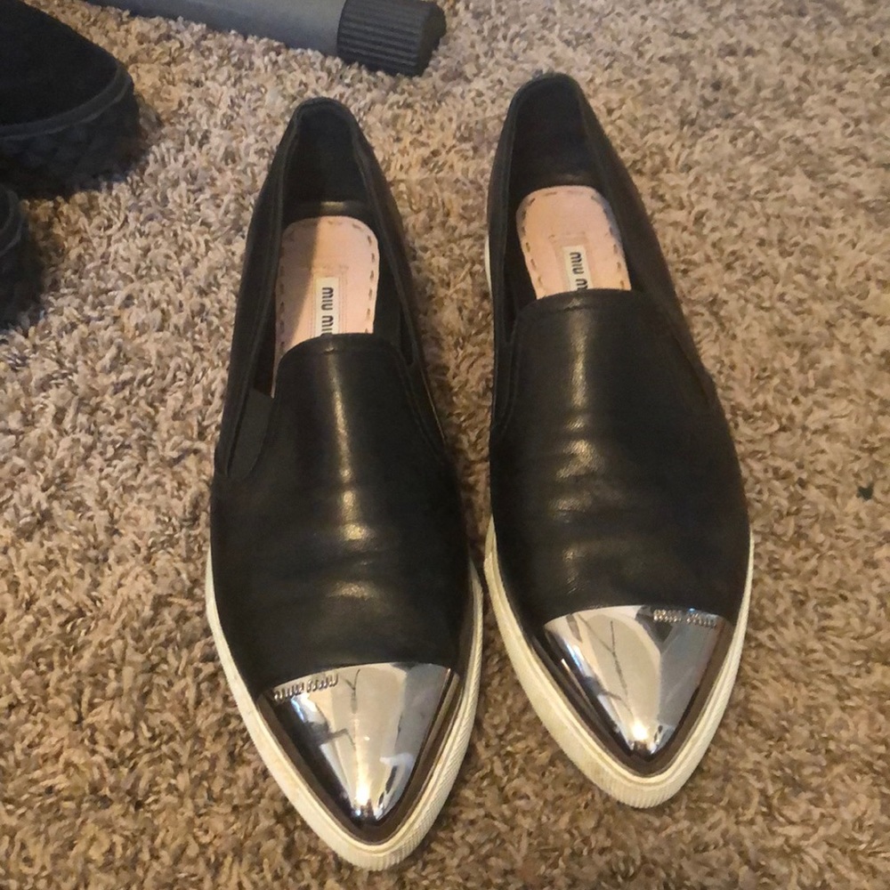 Black pointy sneakers